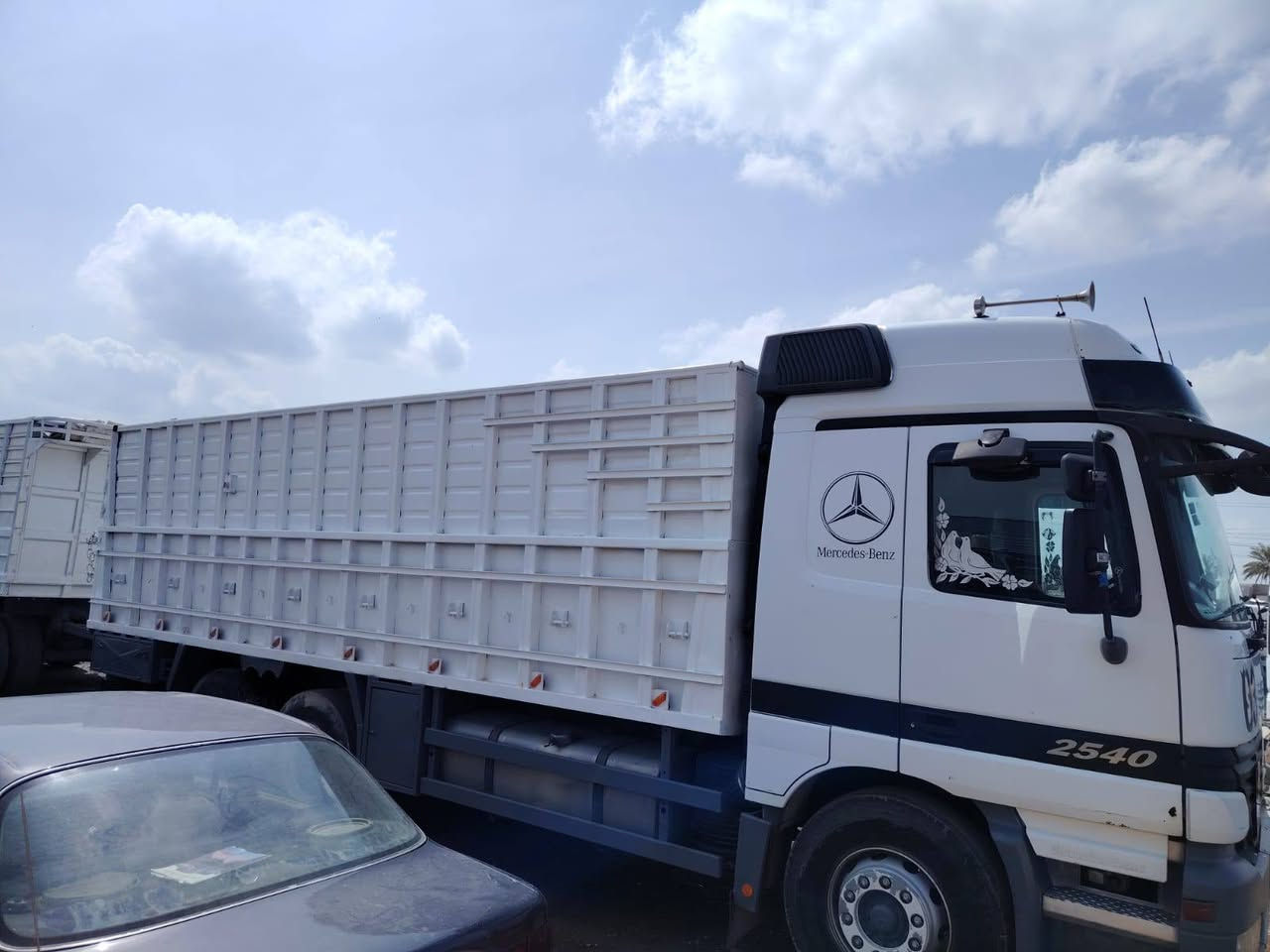 السلام عليكم ورحمة الله وبركاته
اكتروز البيع

موديل 2003
قاطره ومقطوره مربوطة 5محاور بلسنويه
مكفولة جاهزه العمل
هزه وسنويه جديده 3لوحات
رقم إنكليزي
مكلف بالنشر
أي ستفسار الاتصال بلرقم ***********
