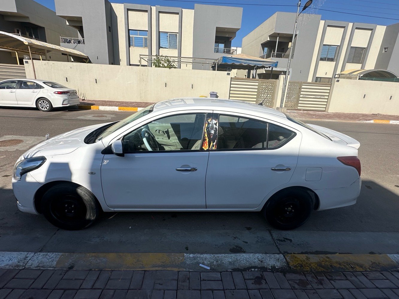 سيارة نيسان سَني مستعملة للبيع، لونها أبيض وحالتها بشكل عام تعتبر جيدة مع وجود بعض الخدوش على الجسم الخارجي. من الداخل نظيفة ومرتبة مع عجلة قيادة ومقاعد مريحة. مناسبة للاستخدام اليومي وقيادة اقتصادية في الاستهلاك. الصور توضح التفاصيل بشكل كامل. يرجى التواصل لمزيد من المعلومات أو لتحديد موعد للمعاينة.