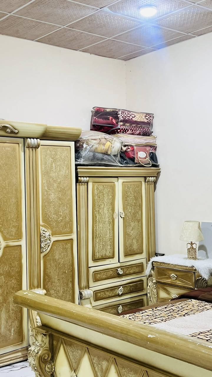 للبيع غرفه كويتيه 
بيها زلوق بسيطه ب منظر 
غرفه نضيفه وحلوه 
السعر ٧٠٠ وبيها مجال 
***********
