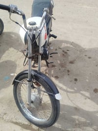 دراجه كلك هاي كدام عينك دراجه بيها صوت بلمحرك وزنجيل فالت سعر 200 وبيه...