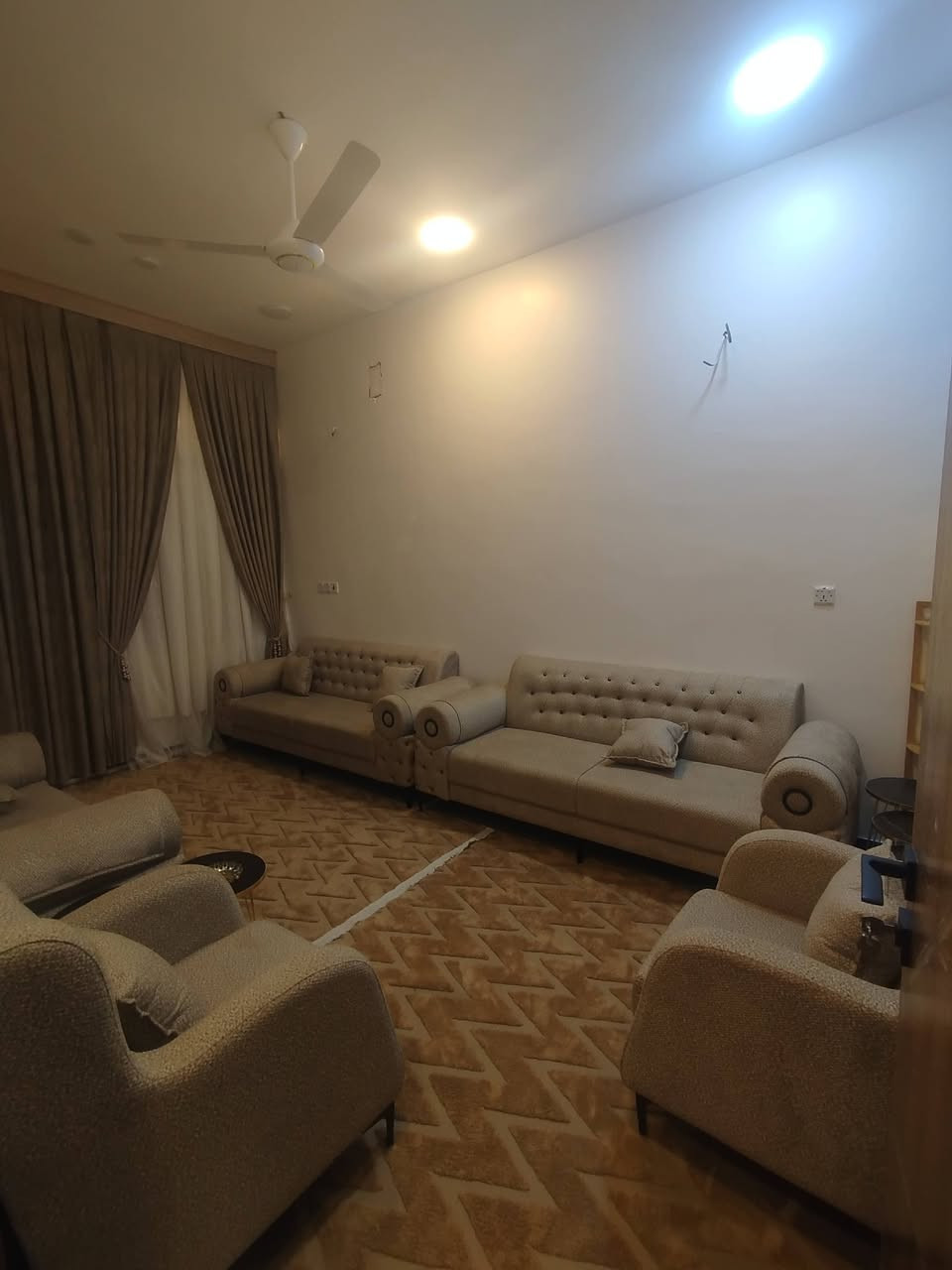 للبيع
بيت مساحة 100 متر مربع مدخلين واجهه 7.2 ونزال 14 متر 
بناء جديد . زراعي الجبور المنطقه اللي مقابل جامع الحميد المجيد اللي صاير نهاية الحمدانيه .
الطابق الارضي 
يحتوي على مطبخ 4×.3.2 معزول
استقبال  5×3.2 معزول
غرفة نوم 6×3.2 متر
هول داخلي 4.5 × 3.5 
مجمع صحيات متكامل يحتوي على لوندري + حمام معزول + تواليت معزول 
------------------
الطابق الاول 
يحتوي على 3 غرف نوم 
هول مساحة 3.5 × 4 
بالكون يطل على الغرفتين الاماميات
-----------------
الطابق الثاني 
بيتونه + مخزن 
-----------
تاسيس السبالت كل البيت بمنظومة سبالت 
السطح شتايكر 
ارضية كل البيت بورسلين 
واجهة البيت فوم تركي 
كل البيت مصبوغ صبغ بلاستيكي 
الابواب الداخليه الخشب التركي
السعر المطلوب 140 مليون
***********
