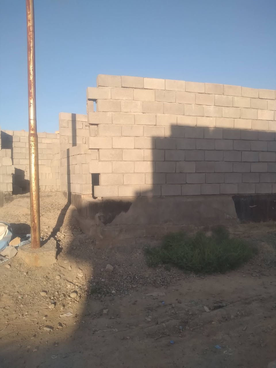 بيت البيع هيكل مبني عل نص واصل كهرباء ومي يتكون من غرفتين وصالة ومطبخ وحمام وستقبال الي يريد يتصل على هاذا رقم ***********
