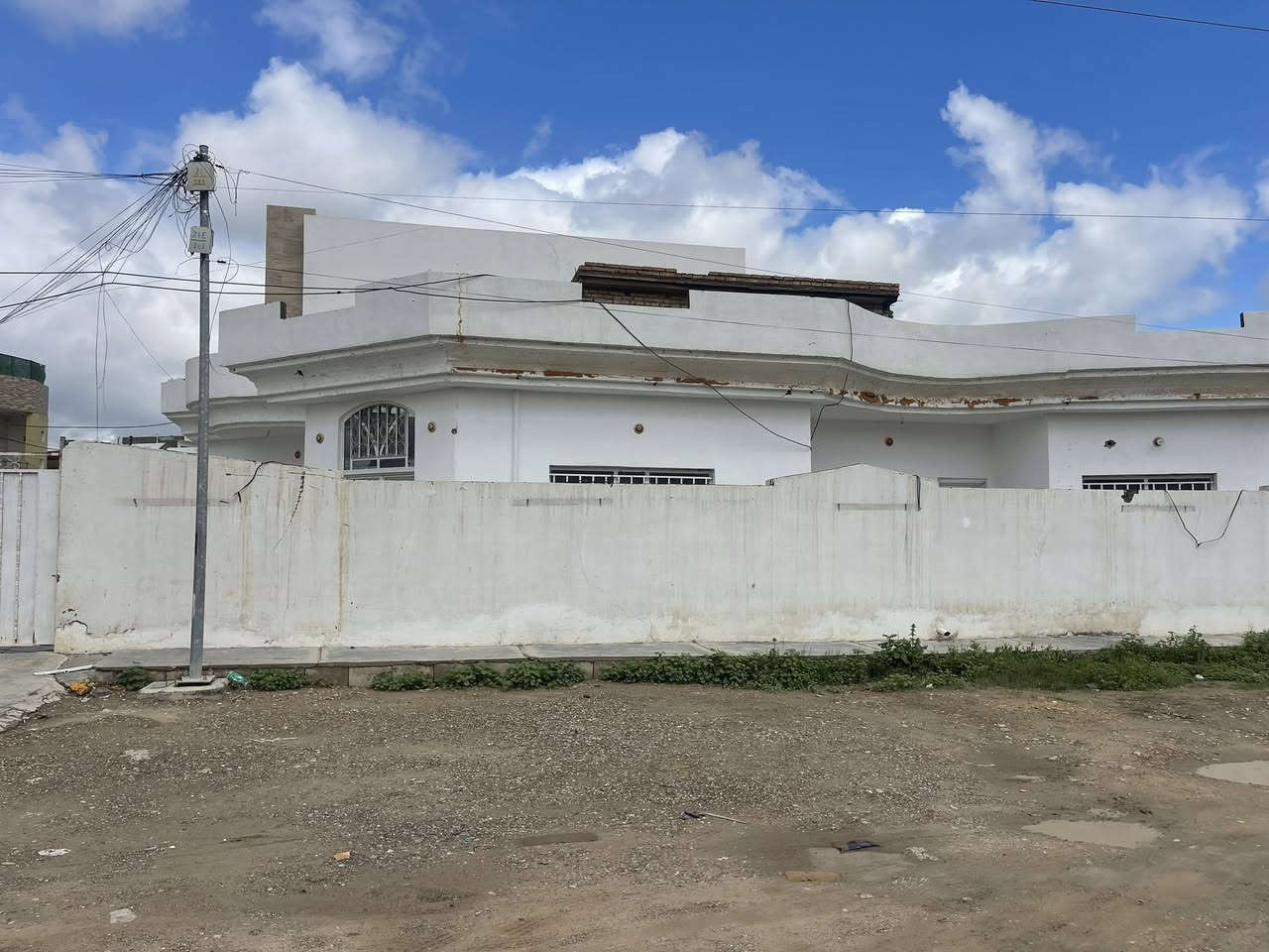 السلام عليكم
بيت لإيجار المساحه 250 

غرف نوم عدد 2

صالة وموزع وحمام وكراج 

العنوان حي المعمل مقابيل مستشفى الاماني 

هاتف ☎️ ***********

الارضيه صب
