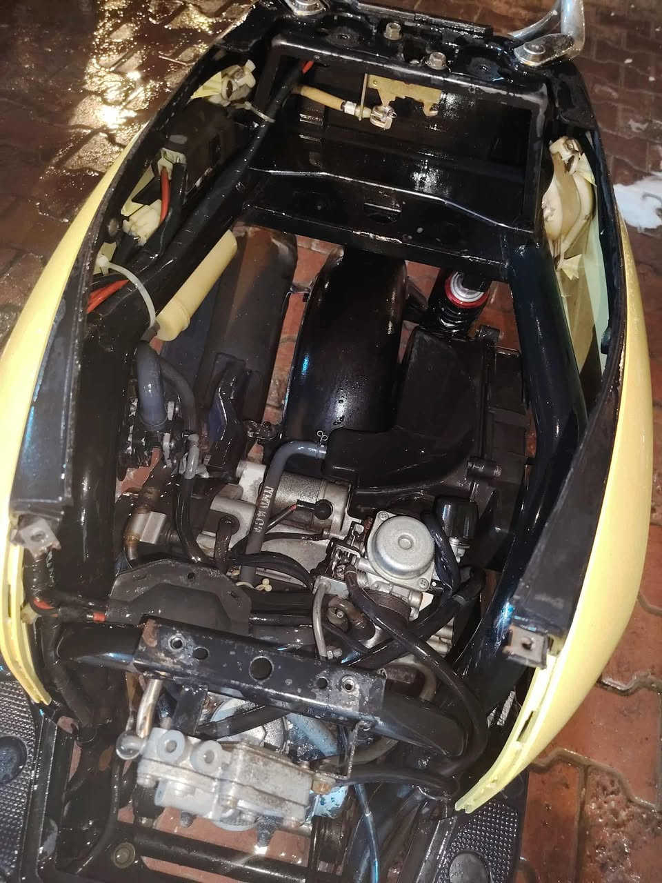 السلام عليكم دراجه بوليس للبيع
مكينه جديده مامفتوحه دبلات أمامي خلفي ستوني شادهن + تايرات وياله جدد + كلجات + باتري + كهربائيات + اشاير + بريك أمامي خلفي + عينه شغاله دراجه جديده رمبه ماصارلها هواي من طالعه (اوراق)  دراجه عل بلاد مداريها /مكاني ميسان العمارة حي الشهداء/ ***********/ واتساب / السعر خاص 💛
