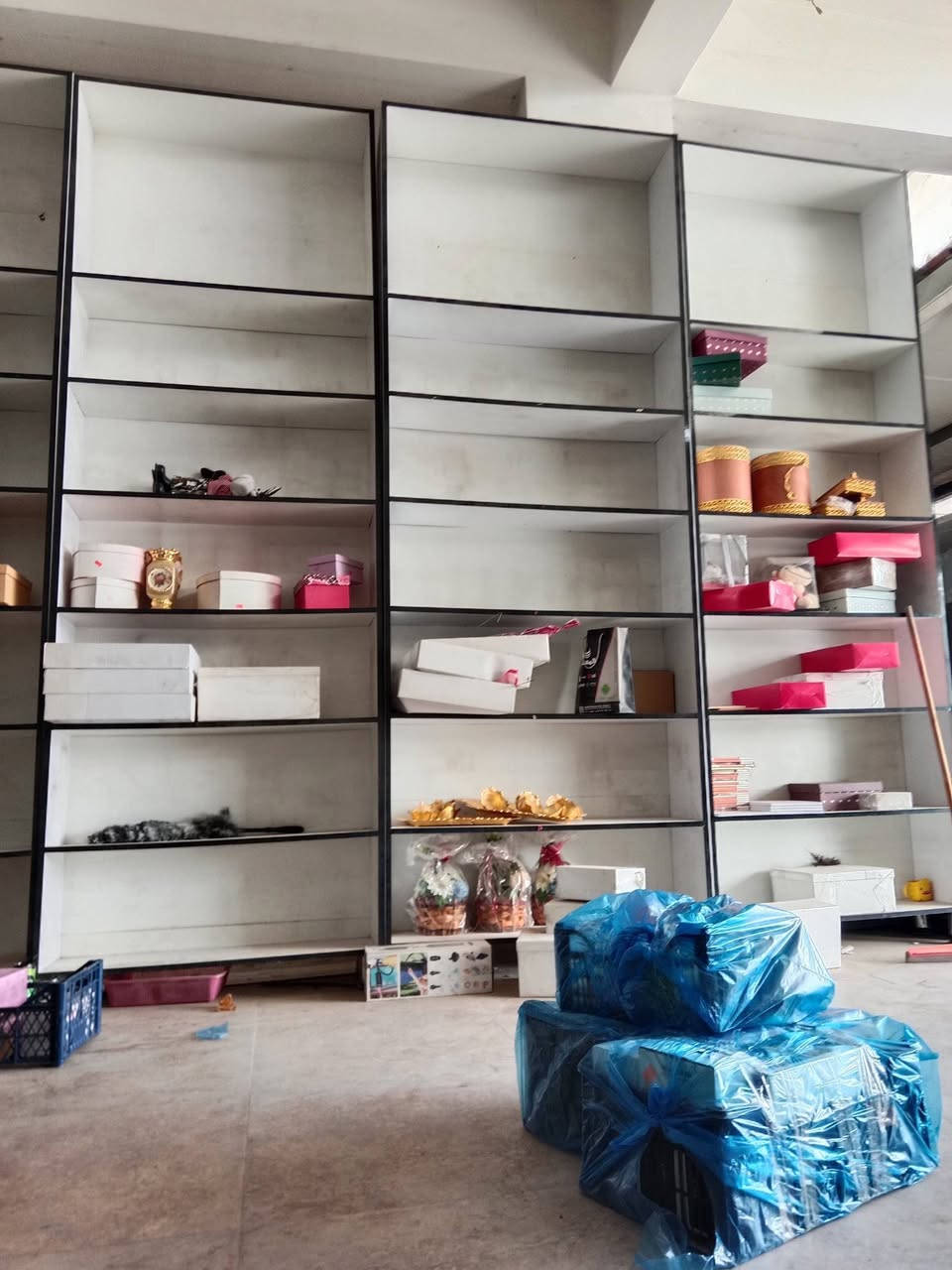 السلام عليكم عندي بضاعه مجمع تجاري كلشي وكلاشي للبيع بضاعه متفرقه كما واضح بل صورةباترينات رفوف وسفن رفوف ***********
