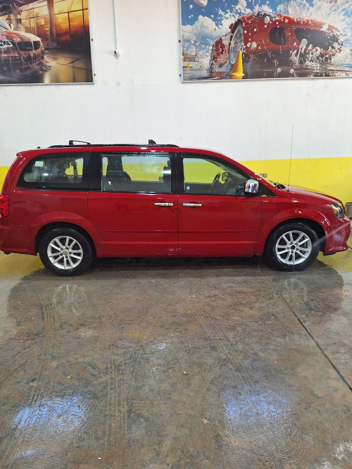 سلام عليكم دوج كرفان 2015 للبيع سياره مناقصهه شي صدر 80 بل ميه كير محرك مكفول. تايرات جدد ضربتهه للسياره بجم امامي للبيع 140 وبيها مجال 
***********
