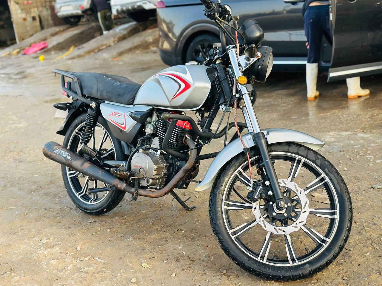 السلام عليكم
دراجه شاينك موديل 23 دراجه نضيفه چانت مال موضف من الدوام للبيت ويطلع بيها للگهوه دراجه كلش كلش نضيفه 
سعرها ب800الف وبيها مجال للعلم أوراقها اصوليه استلام وكيل 
 مكاني محاويل 
***********
