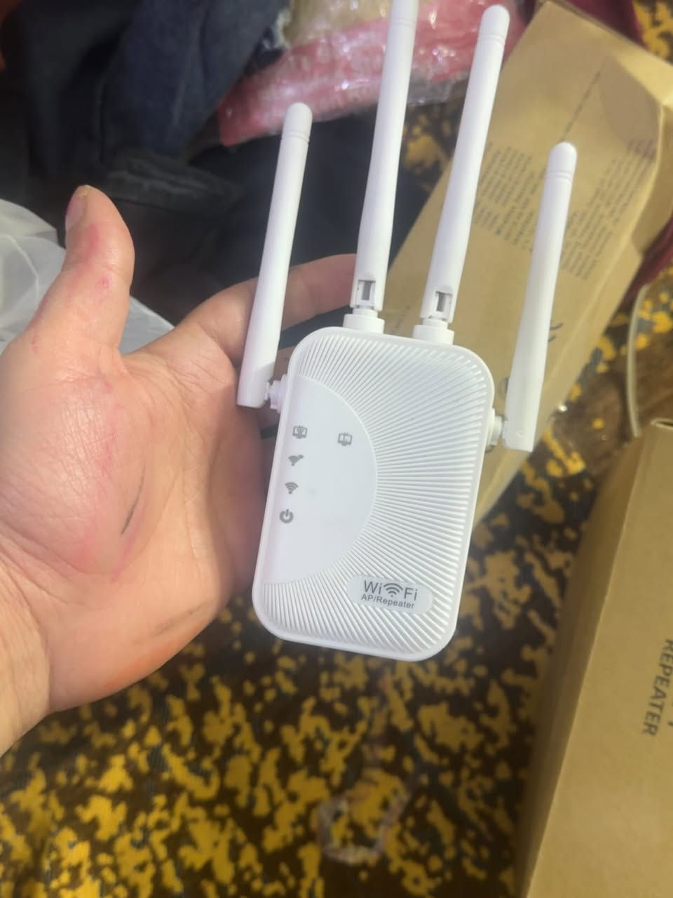الحل النهائي لضعف تغطية الواي فاي 🛡️
إذا كان الراوتر مالتك بالطابق الأول والنت بالطابق الثاني ميت، هذا الجهاز هو الحل.
• الموديل: 4-Antenna Wireless Extender.
• التوافق: يشتغل مع جميع أنواع الراوترات.
• السهولة: ما يحتاج وايرات معقدة، بس تخليه بالكهرباء وتبرمجه بثواني.
سعر 15 الف


**إذا كنت صاحب هذا الإعلان وتريد حذفه لأي سبب، رجاءا أرسل رسالة إلى الدعم الفني**