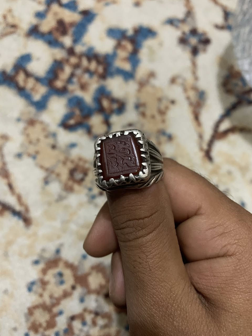 سلام عليكم شباب محبس  فضة اصلي عقيق يماني اصلي قديم شكلة مكصوصة اكو توصيل جميع محافظات العراق متواجدفيس وتساب ***********
