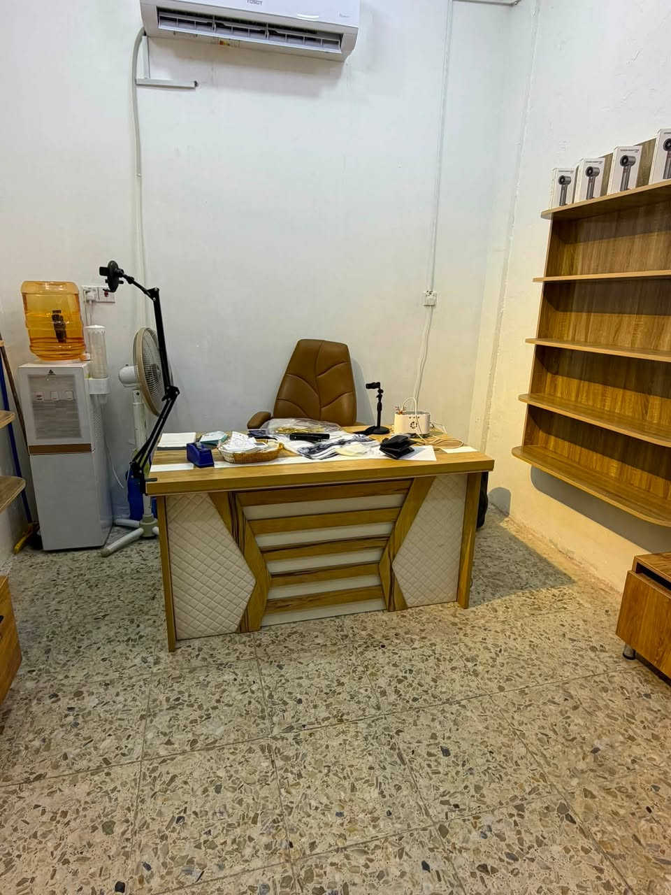فاترينات عدد4 تصميم مودرن مع عارضه اكسسوارات للبيع تعلاك حايط المكان بغداد
تواصل واتس ***********
