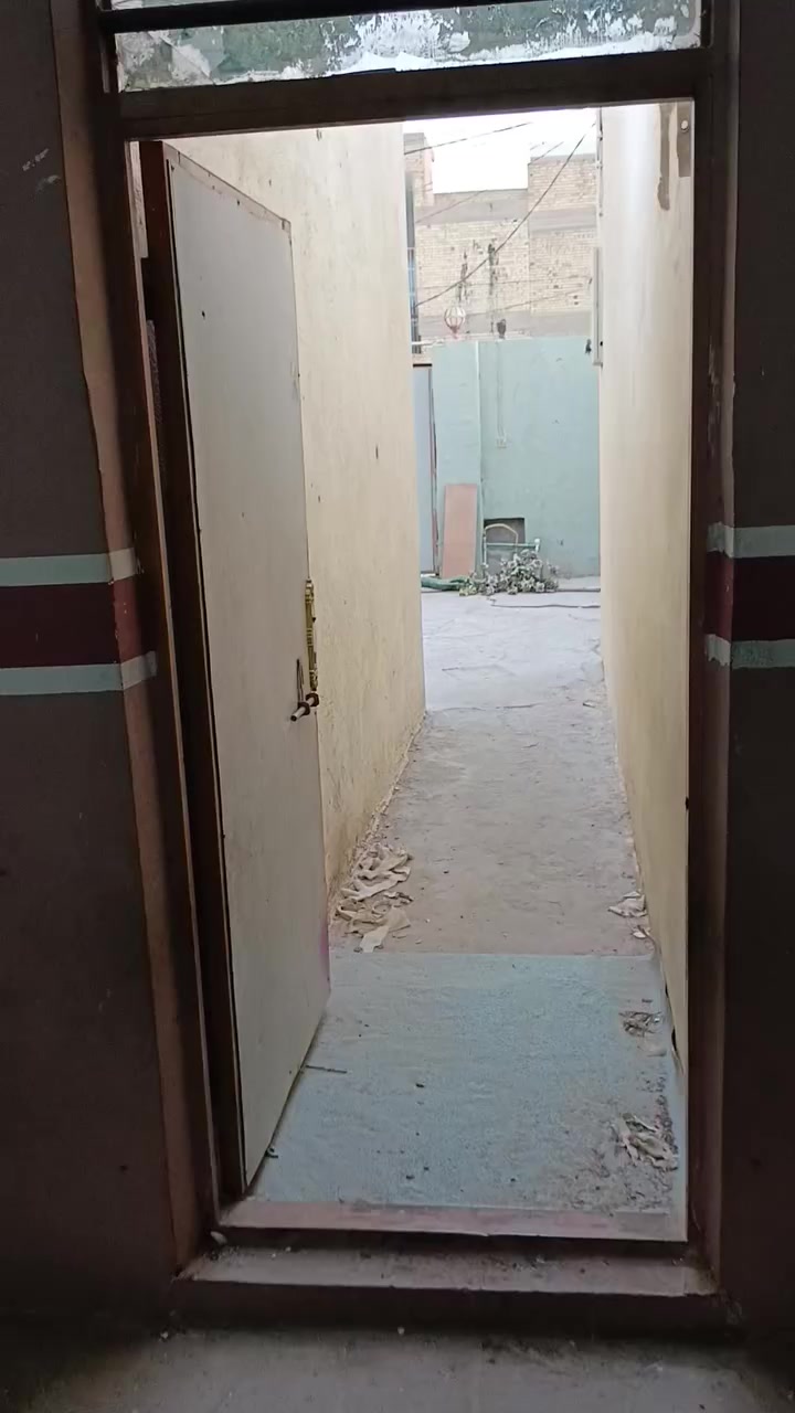 بيت الايجار 200 متر قرب مجمع الاميرات الاول 3 غرف نوم واستقبال ***********
