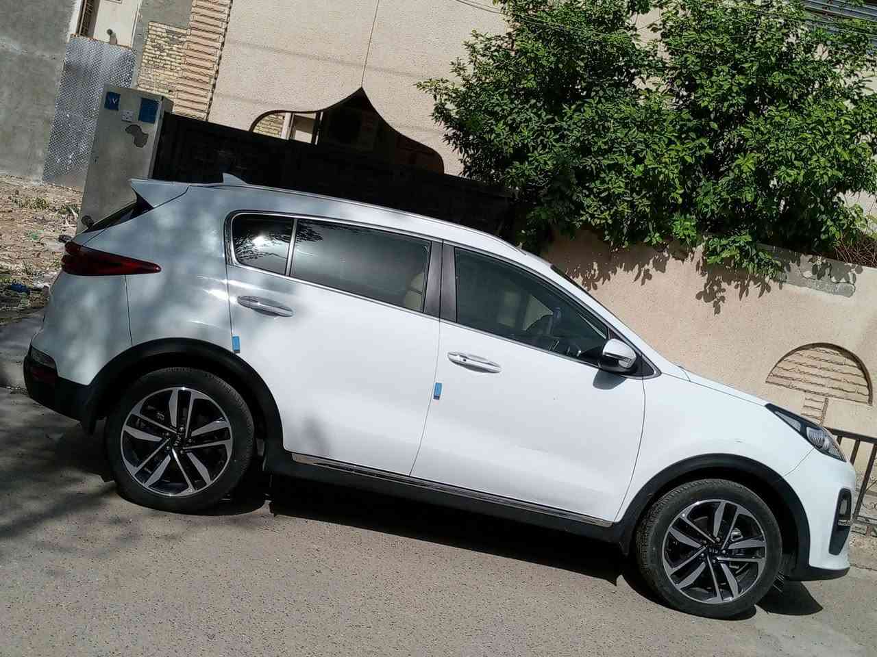 كيا سبورتج موديل 21 ماشيه 42 الف كيلو موصفاتها محرك 2000 دوش كشن جلد + مخمل وبصمتين تشغيل عن بعد سياره جديده مال جناي السبير مانازل السعر 212 ومجالها بسيط لل استفسار *********** المكان بغداد رقم بغداد انكليزي تحويل ثاني يوم  .
