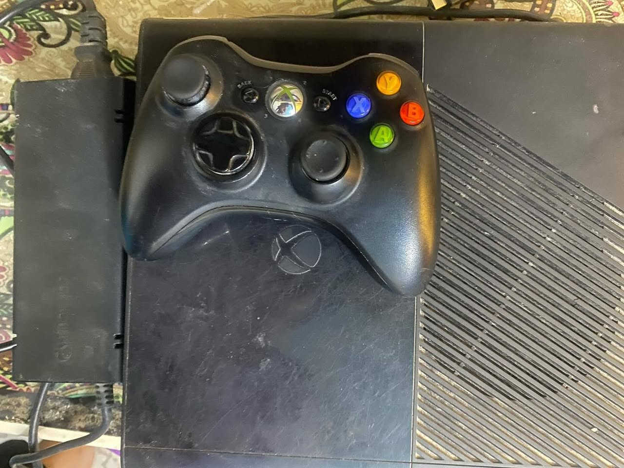 اكس بوكس  شرط نظافة والعاب 30  كامل هو وغراضة وياه ثلاثة جوستك السعر 90 وبيه مجال شوية مكاني سفوان 
تواصل 
***********

