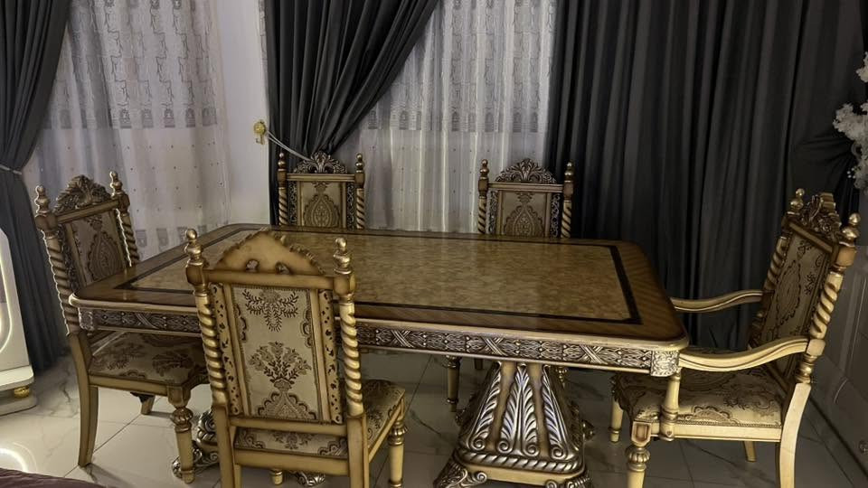 السلام عليكم ميز طعام مع 5 كراسي مرمر الزان الأصلي وزن ثقيل جداً السعر 700 الف مكاني بغداد البلديات ***********
