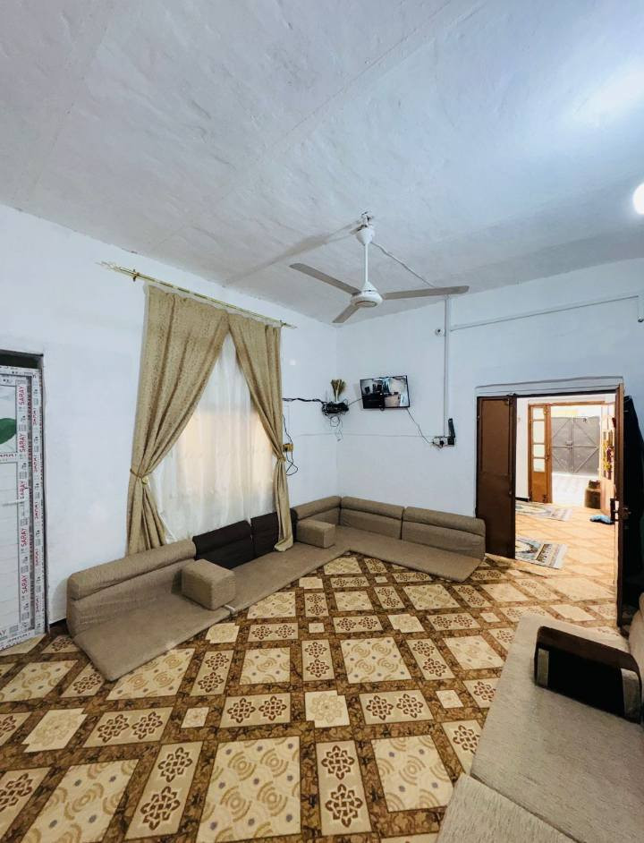 بيت للبيع مساحة 100متر بلقاسم منطقه الدانيه خلف شارع احمد الوائلي يحتوي ع غرفة نوم وصاله واستقبال ومطبخ وحمام داخلي ومجمع صحيات خارجي ومدخل مقدمه ومنور الارضيه بورسلاين البيت جاهز لسكان للاستفسار الاتصال بالرقم‏‪***********‬‏
