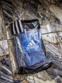 🔵 للبيع قفاز حارس مرمى Adidas 🔵 ✅ اللون: أزرق ✅ الماركة: Adidas الأصلي...