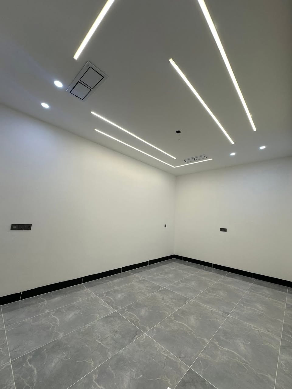 دارين للبيع مساحة الدار الواحد 100 متر طابقين طابو ملك صرف في بدايات المنطقة في منطقة الاسرى مفقودين قرب جامع حق المبين 
***********
