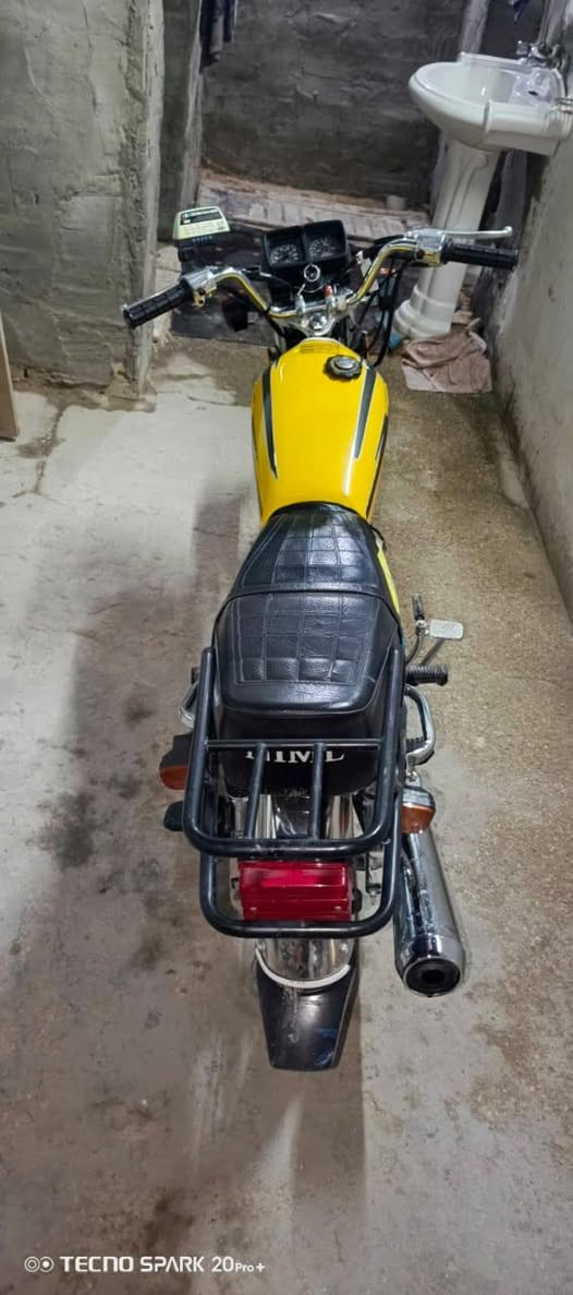 سلام عليكم دراجه لبيع اوراق وكيله كربلاء مداور نفس ليوم مكانه نجف شارع المعمل سعر 650 بيه مجال دراجه مكفوله من كلشي لستفسار رقم *********** موديل 2025
