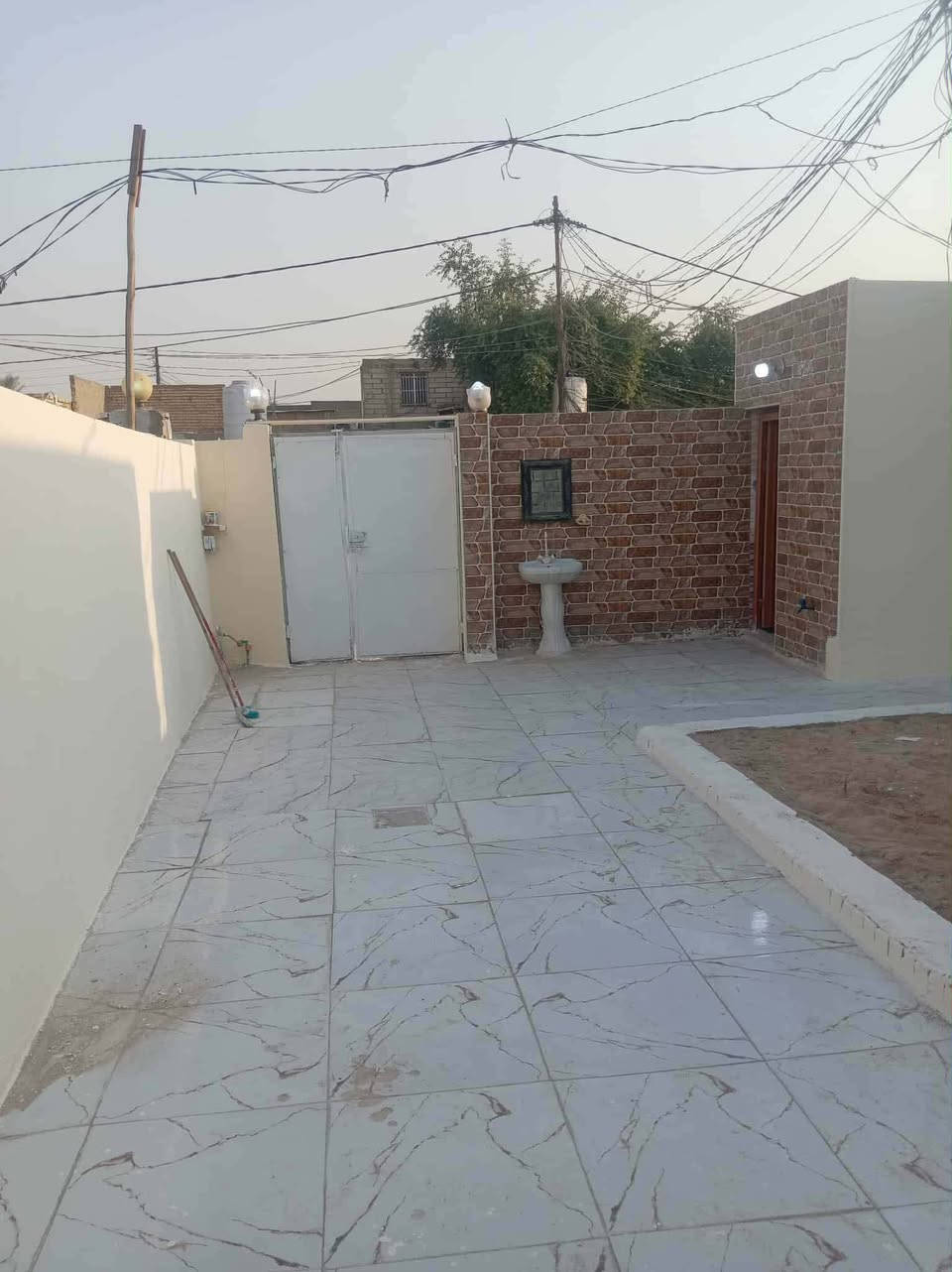 📢📢 بيت للبيع بسعر مناسب جدا او مراوس بسياره حديثه 

📐 المساحه 155 متر بي غرفتين وصاله ومطبخ وحمامات  وساحه جبير

📍 العنوان النجف كوفه شارع المعمل قرب اسواق الكراده 

✨ البيت سند 25 بناء 2021 بناء جناي ومتوفره جميع الخدمات 

💵 السعر 34 مليون وبي مجال 

☎️ للاستفسار مراسله الخاص او على الرقم الاتي 
*********** واتساب فقط
