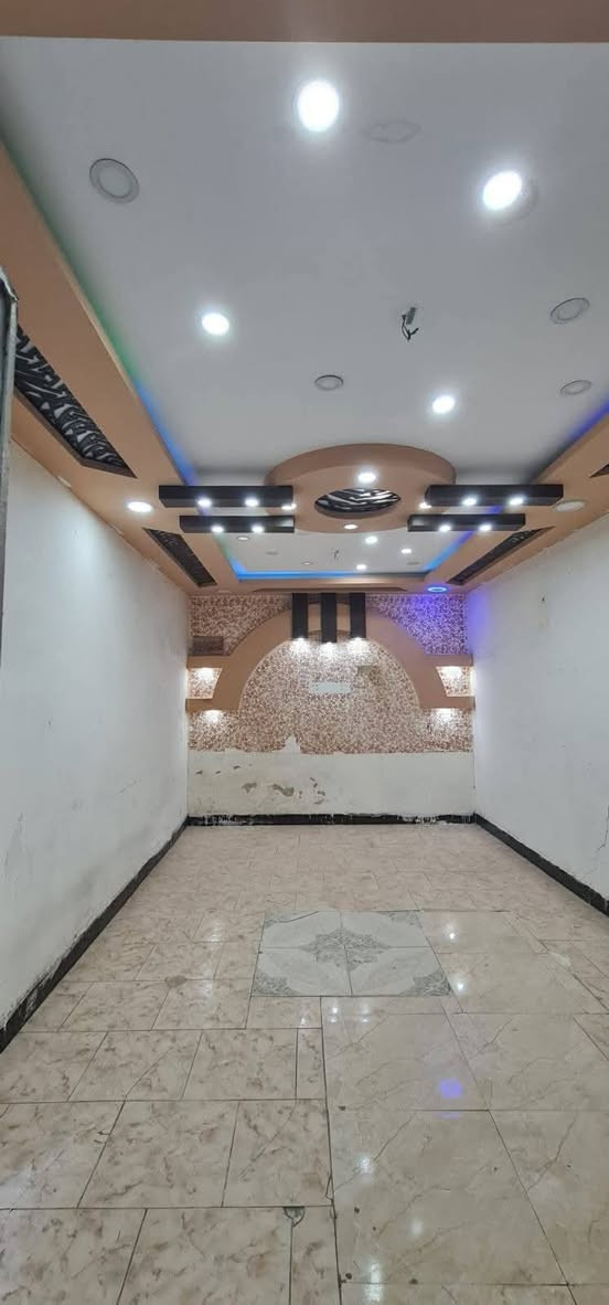 بيت ايجار 200متر ايجاره 350   مقدمه شهرين
 حي عسكري  قرب قوس هنديه 
 غرفه وصاله واستقبال ومطبخ وصحيات***********
