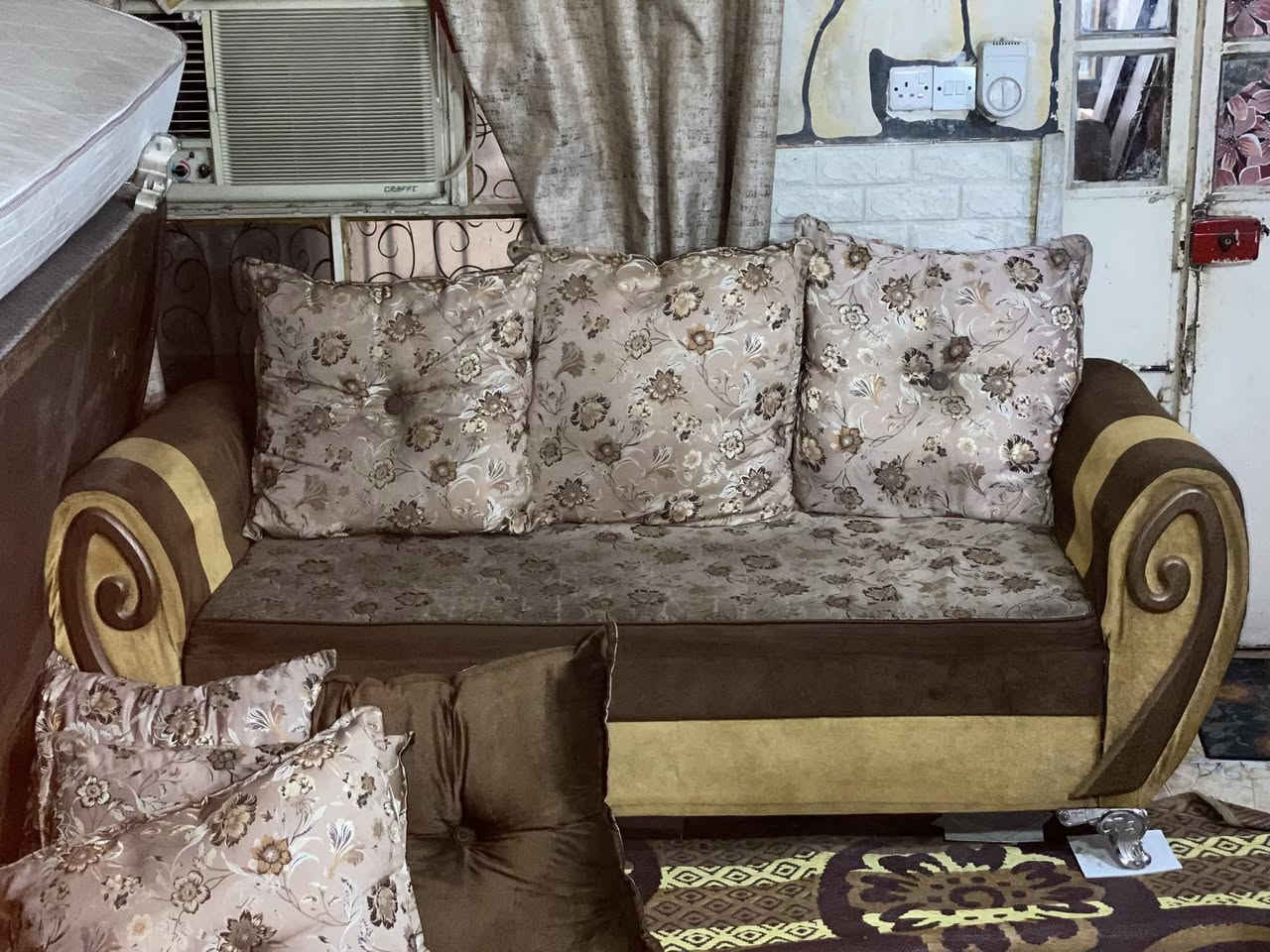 سلام عليكم 
تخم قنفات ١٠ مقاعد السعر ١٥٠ الف وبي مجال بسيط 
مكاني بغداد الامين الثانية *********** بي واتساب
