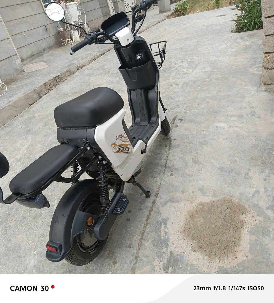 السلام عليكم 
للبيع موطور شحن R9 
السعر 500 
(مواصفات) 
4 گير
منفذ USP
بصمه 2 سويچ 2
شاشه جديدة
تشغيل عن بعد 
بي مكبر صوت 
لايت عالي ناصي
بريكات (ورة .گدام) 
دبلات 
اشاير يمين يسار 
تواير جدد 
الموطور حيل نضيف 
مستعمل اقل من شهرين 
بعدو جديد
(بي كسر بسيط بل جاملق الامامي مثل ما موضح بل صورة) 
الهاتف ***********
