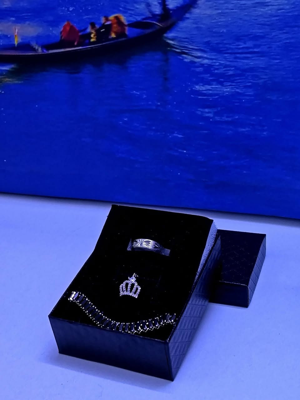 الفخامة مو لازم تكون بعيدة ولا غالية🖤
أهلنا في بسماية العزيزة.. صار الوقت ننهي حيرة الهدايا! 🛑🎁
كثير منكم يحير بمناسبة قريبة، أو يريد يهدي شخص غالي، ويشيل هم المشوار لبغداد، والوقت، والتكلفة، وفوقها الحيرة بنوع الهدية وتغليفها.
في HY.Art، حلينا لكم المعادلة الصعبة:
✅ قطع إكسسوارات راقية: (سوارات، قلايد، محابس) بموديلات مختارة بعناية.
✅ تغليف ملكي مجاني: علبة سوداء فخمة + ورق قش + كارت إهداء "للغالية".
✅ توصيل سريع: لباب عمارتكم داخل بسماية
للحجز أو الاستفسار، تواصلوا معنا عبر رسائل الصفحة 📥
أو اترك تعليق بكلمة "تم" وتوصلك التفاصيل.
عروض الافتتاح كلش حلوة ومناسبة لا تضيعها
للطلب عن طريق الانستا
hyart.store
https://www.instagram.com/hyart.store?igsh=MXgzdXl0ZzdkbnptNw==


**إذا كنت صاحب هذا الإعلان وتريد حذفه لأي سبب، رجاءا أرسل رسالة إلى الدعم الفني**