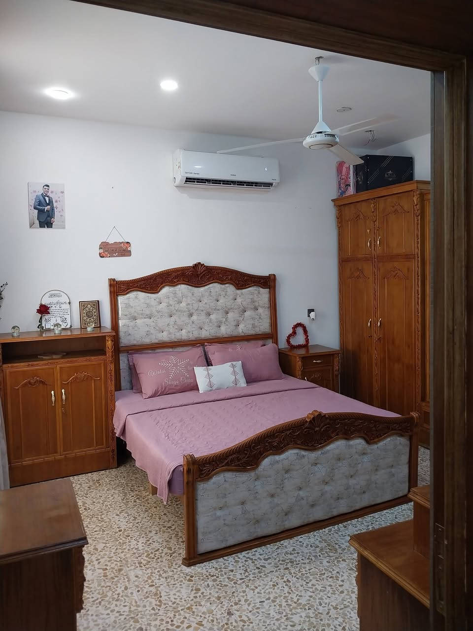 السلام عليكم دار للبيع مساحه 100 م الواجهه 6 وربع النزال 16 البيت زجيل ع شارعين يتكون البيت مطبخ بارد استقبال مفتوح ع حولي مطبخ حار وغرفه نوم واحده  والطابق الثاني هيكل صاعد بس جدران منطقه حجيه سهام الاستفسار.. الرقم ***********... ***********
