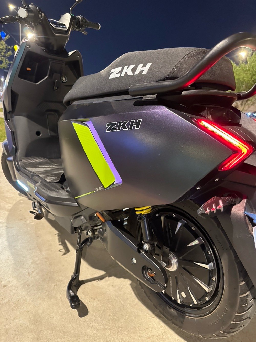 🔴 دراجه شحن شكل مميز 🔥
دراجة شحن دراجة كهربائية 
اللون مميز
 
بنفسجي على رصاصي 
من معرض zkh هاوجي
نضام 3 نمر سرعة  
السرعة الحقيقية 80 كيلو متر 
دراجة بعدهي جديده ماخذهة بشهر الواحد 2026 
تمشي بالشحنة الواحده 60 = 70 كيلو بالشاشة حسب الوزن او اكثر
6 بطاريات الريان افضل نوعية بالسوق
72 فولت
نضام ال P 
نضام حساسات جانبية وخلفية 
مانع للسرقة 
تشغيل
سويج 
بصمه تشغيل عن بعد 
گلوبات عالي ناصي قوي
أشاير يمنى ويسرى 
الكهربائيات كلهن شغالة 
الشاحنة الاصلية 
هورن عالي
مرايات
صندوق كبير داخلي 
الملف 2000 حقيقي 
🔴السعر :  850 الف وبيهة مجال قليل للشراي 
العنوان : البصرة : الامن الداخلي
الرقم : ***********