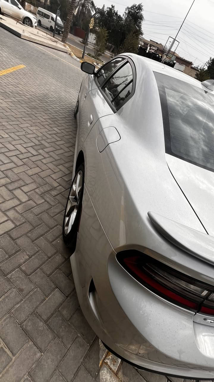 جارجر موديل ٢٠٢٣ فول مواصفات عدى الفتحه
واردها دعاميه الاماميه فقط 
محرك 3.6  مكفول 
كير مكفول 
تبريد قطعتين امامي خلفي 
داخل لونين أحمر وأسود مخمل 
تحكمات ستيرن جهتين 
كراسي كهرباء 
تخم تايرات جديد 
سبير منازل 
لايتات زنون 
السعر 265 للاستفسار الاتصال ***********
