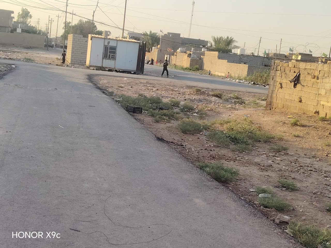 السلام عليكم نص قطعه للبيع على شارعين تبليط وكافه لخدمات ماي وكهرباء *********** العنوان النهروان خلف مطعم جواد
