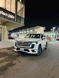 لاندكروز 2023 السياره ساز نضيفه لوك مخزنه ماشيه 12 الف ومعروفه موصافات...