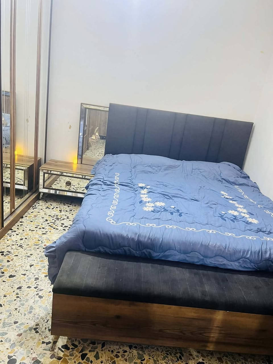 غرفة نوم تركيه ضخمه جدا للبيع تحتوي على ١٠ قطع كنتور اضافي للاطفال الجربايه تحتوي على مخزن وملحق الجربايه ايضا بي مخزن بيها ضرر بسيط مثل ما موضح بالصور والفيديو بجرار التابع للجربايه 
اشتريتها بمليون و٩٥٠ ابيعها ب٩٠٠ فقط


**إذا كنت صاحب هذا الإعلان وتريد حذفه لأي سبب، رجاءا أرسل رسالة إلى الدعم الفني**