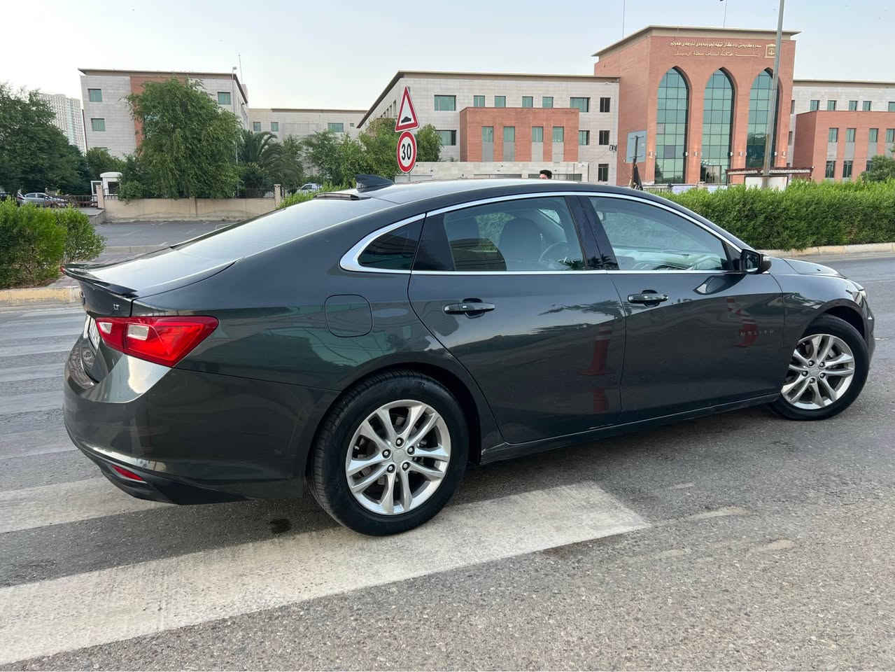 chevrolet malibu ماليبو ٢٠١٦ 
٢ پارچةو نيو . ٢ دوسةى سبوغة . كةمةك ناو دةركةى سياقى هةيةتى پيش و پشت كةپس . گير و مكينة و تبريد بةشرت بة ناوى خومانة ***********  گورينةوةش هةية أربيل, العراق
