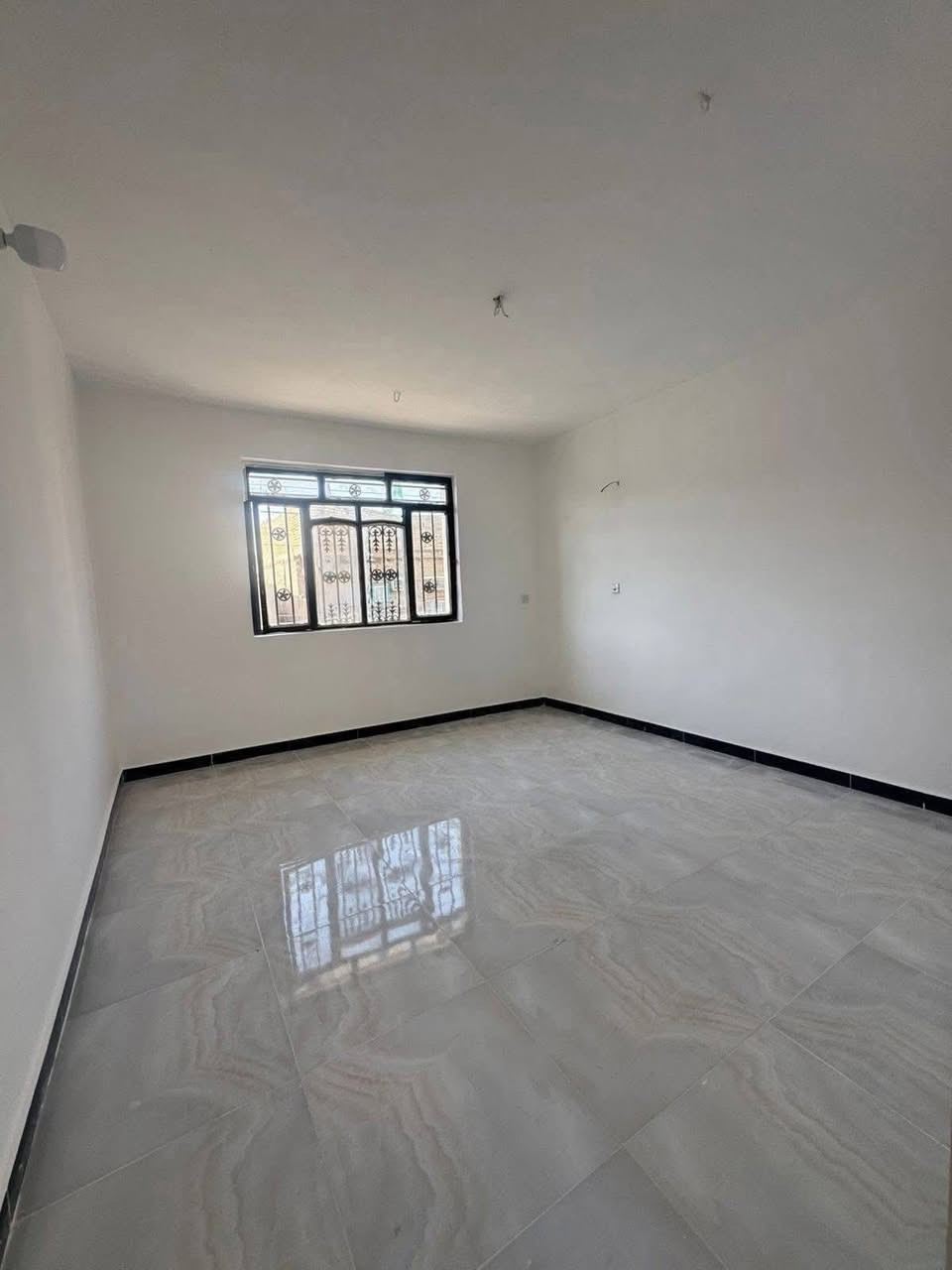 مشتمل للبيع
مساحه 80 متر يحتوي 

على غرفتين نوم 

وصاله ومطبخ ومنور وخدمات

الموقع حي الجهاد الفين 

سعره 145بي مجال 

المشتمل بناء حديث ٢٢٥ 

الاستفسار اتصل على ***********
