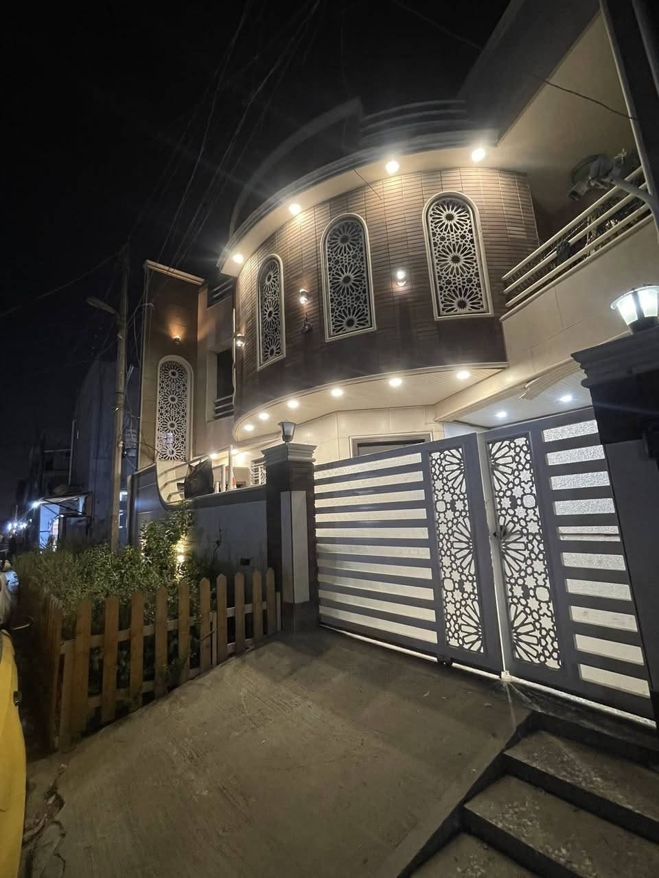 السلام عليكم .. العقار للبيع .. المساحه 165 بناء حديث 2021 .. الموقع بغداد الحريه قرب جسر دباش مجاور الساحه الترابيه .. 
تفاصيل العقار ...👇🏻
الطابق الاول يحتوي على غرفة نوم سويت داخلها حمام ومنور ترك  +صالة الضيوف+مطبخ حار خارجي وبارد + هول + حمام مشترك 

الطابق الثاني يحتوي على 3 غرف كبيره سويت كل غرفه مع حمام وبالكون + غرفه مخزن للمونه او الاغراض 

باقي التفاصيل مباشر للتواصل ‭+964 775 144 8584‬

***********
