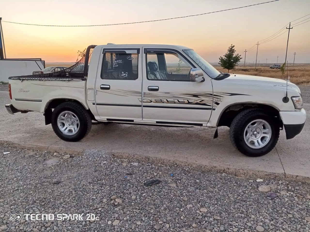 2007 مەکینە بەخ بیلاد       ***********
مەنەفێستی فسفۆڕ بەشەرت سەنەوی ژمارە کاتییەکەی لەگەڵە 

گێڕو مەکینە و تاقم پێشی بەشەرتە 

دەعم و لێدراوی نییە بۆیاخی نییە 

هەرچوار تایەکەی تازەیە 

دەشبول بەرگەدەرگای تازە زۆر جوانە 

وەک ڕەسمەکان جوانە سەیارەکە 

کارەبایی هەموو ئیش ئەکا بۆ عەیب مەگەڕێ 

سعری 44 گەڵاو کەمێ معامەلە 

***********
