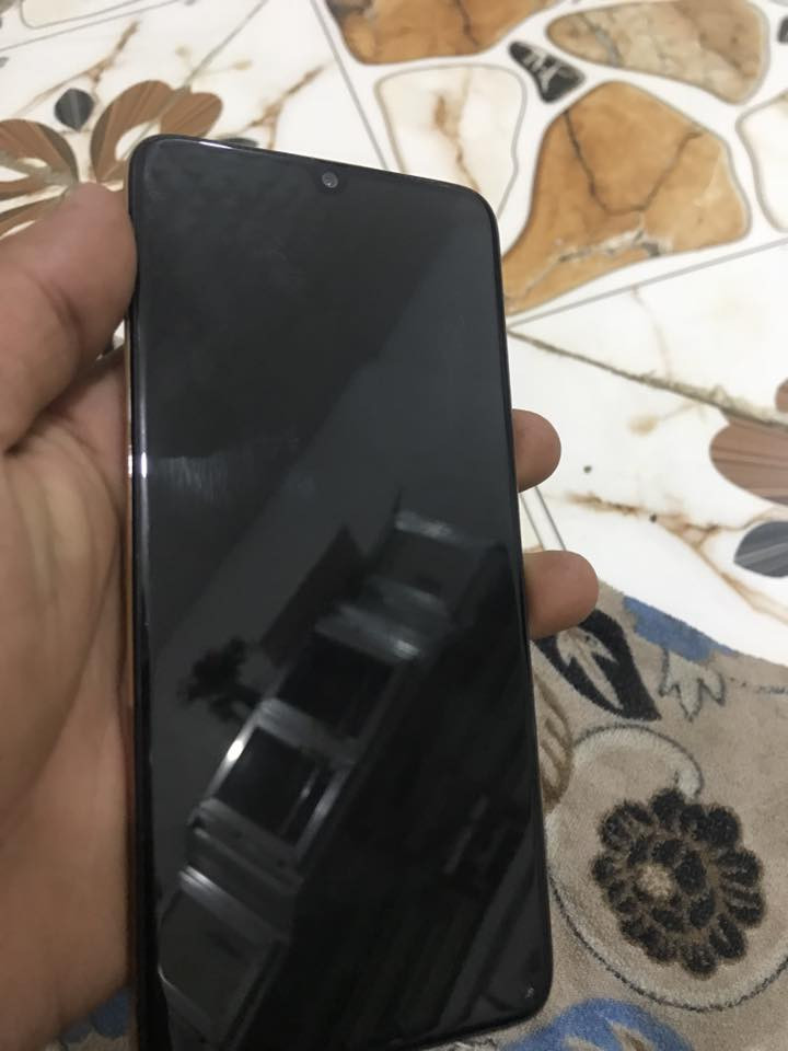 كلكسي A70تلفون غني عن التعريف 
الذاكره ١٢٨
يشغل بل العاب ٦٠فريم تلفون ولا غلطه مكاني حله بل مركز السعر ١٦٠ تواصل واتساب ***********
