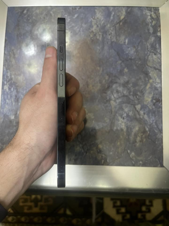 ايفون 12 برو ماكس مبدل بطارية 100 
ومبدل سماعه وفيس ايدي متوقف ذاكره 256 
السعر 340 وبي مجال بسيط للتواصل ***********
