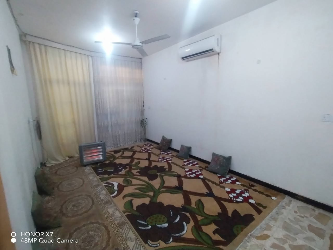 بسم الله الرحمن الرحيم
السلام عليكم بيت للبيع زراعي قرار 25 في منطقة البلديات الضباط الثانيه (خلف المحطة الصفراء) مساحة 100 م طابق ونص  يتكون من طرمه واستقبال وممر وآصاله وحمام ومطبخ وغرفة نوم الطابق الثاني غرفه وحمام وبيتونه والمنطقه خدامات كامله وخير من الله المنطقه هدوء وجيران ناس طيبه السعر 125 وبي  مجال اتصال على الرقم ***********
