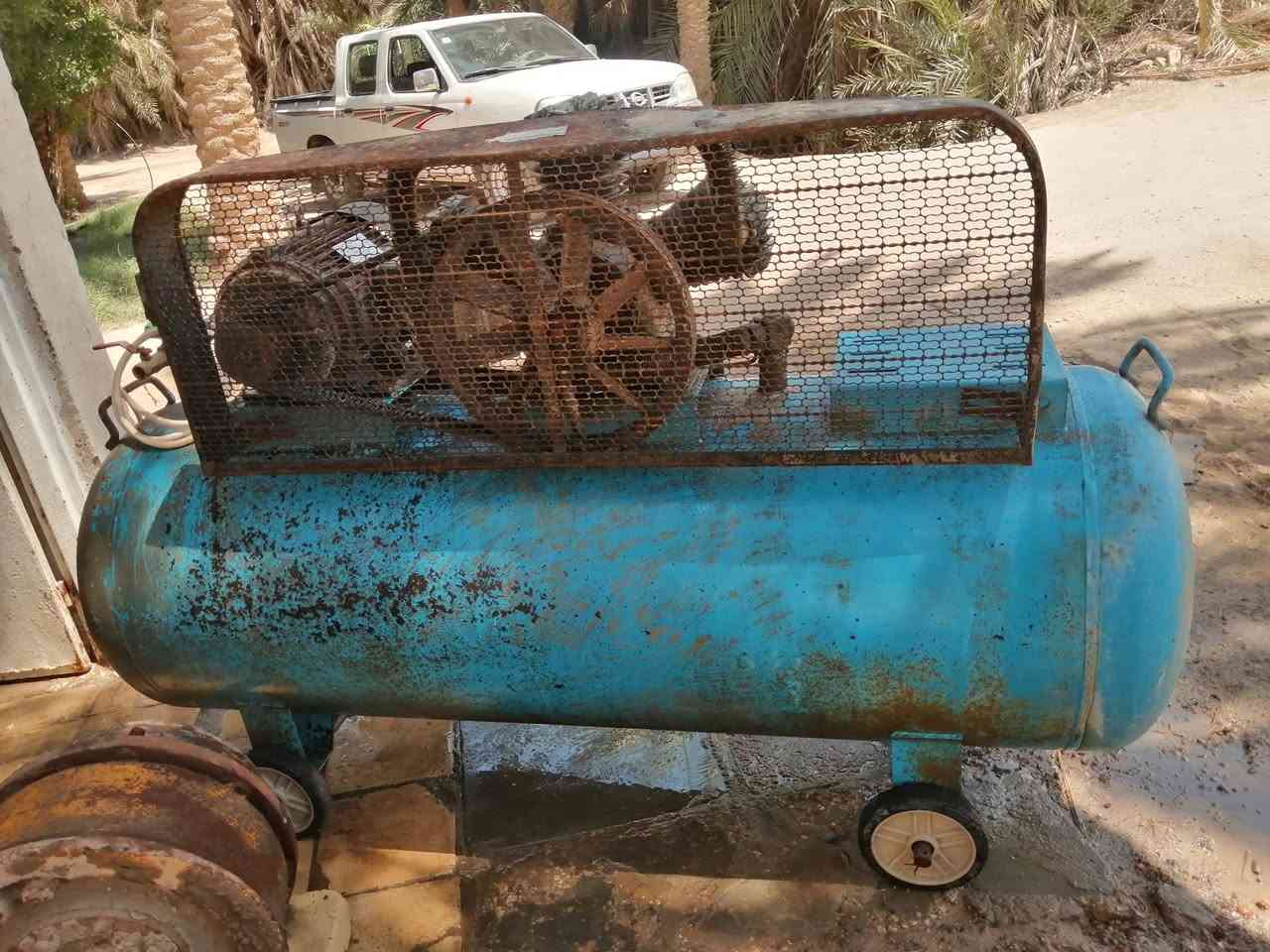 سلام عليكم
كمبريسر هواء للبيع
       حجم 500L
      ماطور 10 حصان 3فيز
     تاروسه 3بستم
      ضغط 8bar
مكان السماوه ***********

