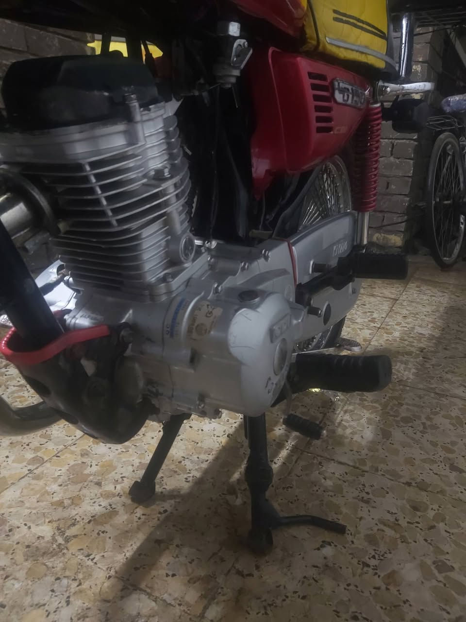 السلام عليكم
ايراني ٤ كير سولنك غطاس!  موديل 2022( اوراق اصولي)
مبدل فقط بستم اصلي و شغل درجة اولى.
و تبديلة دهن يورال الهولندي كل اسبوعين.
كلجات و ملف و فراك كلج و دشلي محرك كلهن جدد و شرط اصليات.
نضافة داخلية و خارجية فول كدامك صور. 
مال دلفري شغل واطلع كلشي بيهة جاهز.
دراجه عمر مابيهة اي نقص.
شغلات الجدد ، بنزات خلفية ، زنجيل ، جاملغ امامي ، بلك ، سويج ، قمجيات كامله ، ستاند موبايل ، صندوك اصلي ، صينيه زنجيل ، جوب امامي و خلفي ، تاير خلفي ، دشلي خلفي ، ربلات حديد..
مابيهة اي نقص عدا باتري كاعد و بوربرن صدر فقطط.
السعر : 400 الف قفل.
رقم اتصال او واتساب : ***********.
مكاني بغداد العبيدي شارع جامع.
