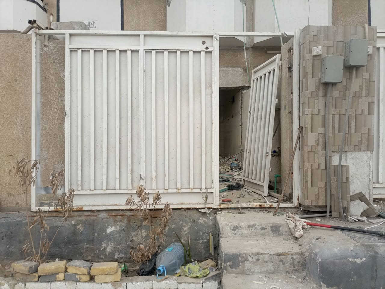 سلام عليكم باب خارجي سلايت طول 3متار وعرض2. رقم الهاتف ***********
