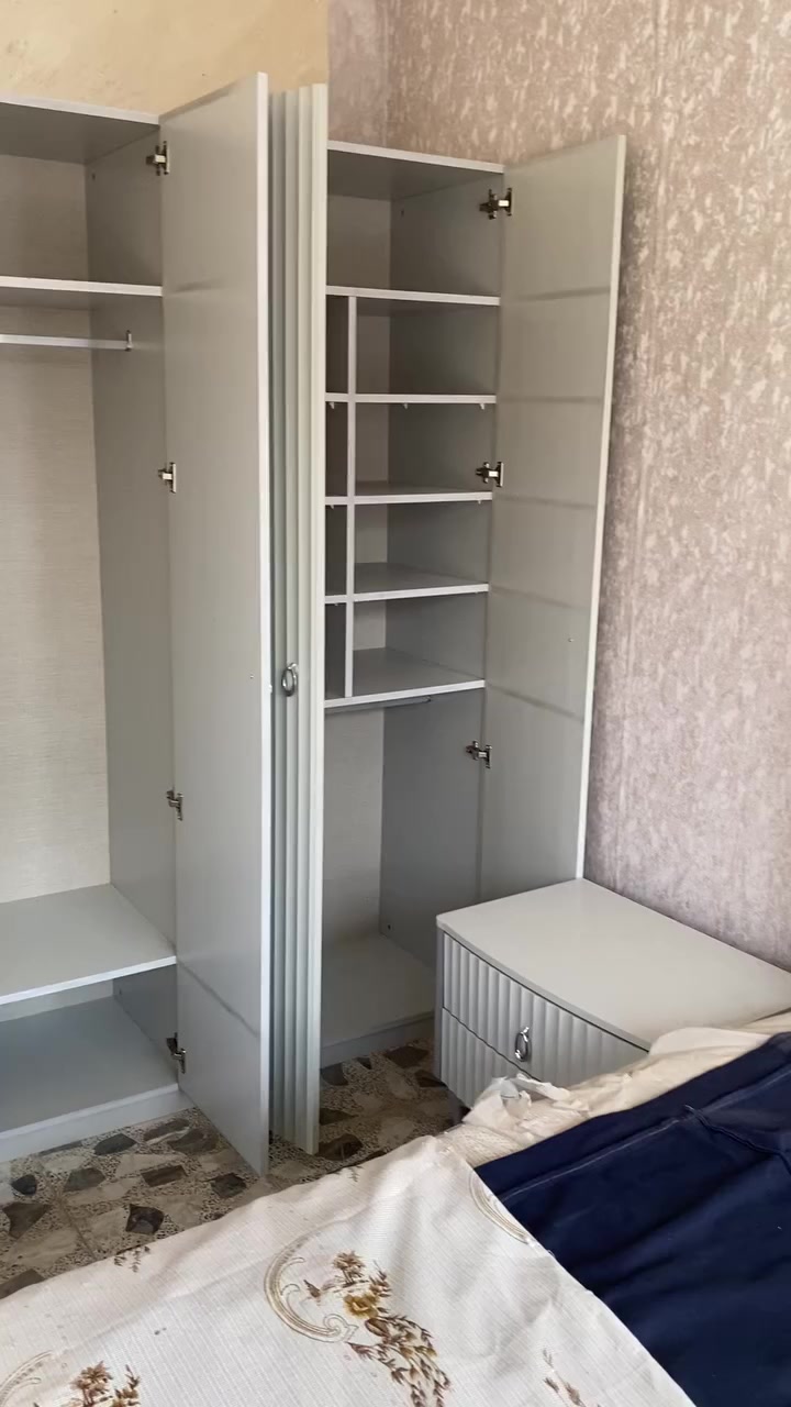 السلام عليكم غرفه نوم هي والملحقات كامله جديده لون وصاصي ابد مامستعمل للبيع  مكاني بغداد وهذا رقمي***********
