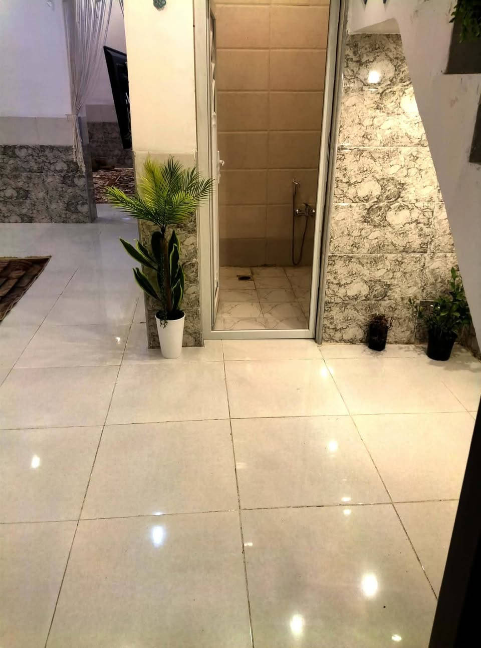 السلام عليكم بيت لبيع  برئاسه الوزراء الأولى بصف الركن 3 بيت عن التبليط قاط ونص يحتوي على استقبال ومطبخ وثنين غرف نوم وثنين حولي مع 3 ثلاث صحيات كامل من كلشي نقص فقط شتايكر  الاستفسار الاتصال أو واتساب ***********
