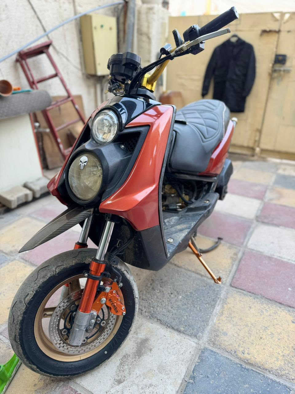 سكنز جبلي مديل 2012 

الدراجه جديده بمعنى الكلمه 

1. فجوج بربمو 

2. قباقه عنابير وستيرن ويدات بريك ويدات قبضه كلهن ماركه NCY 

3. قباقه مكينه مزوده 

4. دبلات امامي ماركه olin 

5 . دبلات خلفيه رياضيه 

6. ستيرن رياضي 

7. ستان صفح رياضي 

8. بعد بيها تزويدات هواي الدراجه متعوب عليها 

دبل اشاره شغال عالي ناصي الدراجه كامله ما ناقصه شي 

الدراجه ب اسمي مكفوله مكينه وسرقه 

مكاني /البياع الشرطه الرابعه
مليون 150
***********
