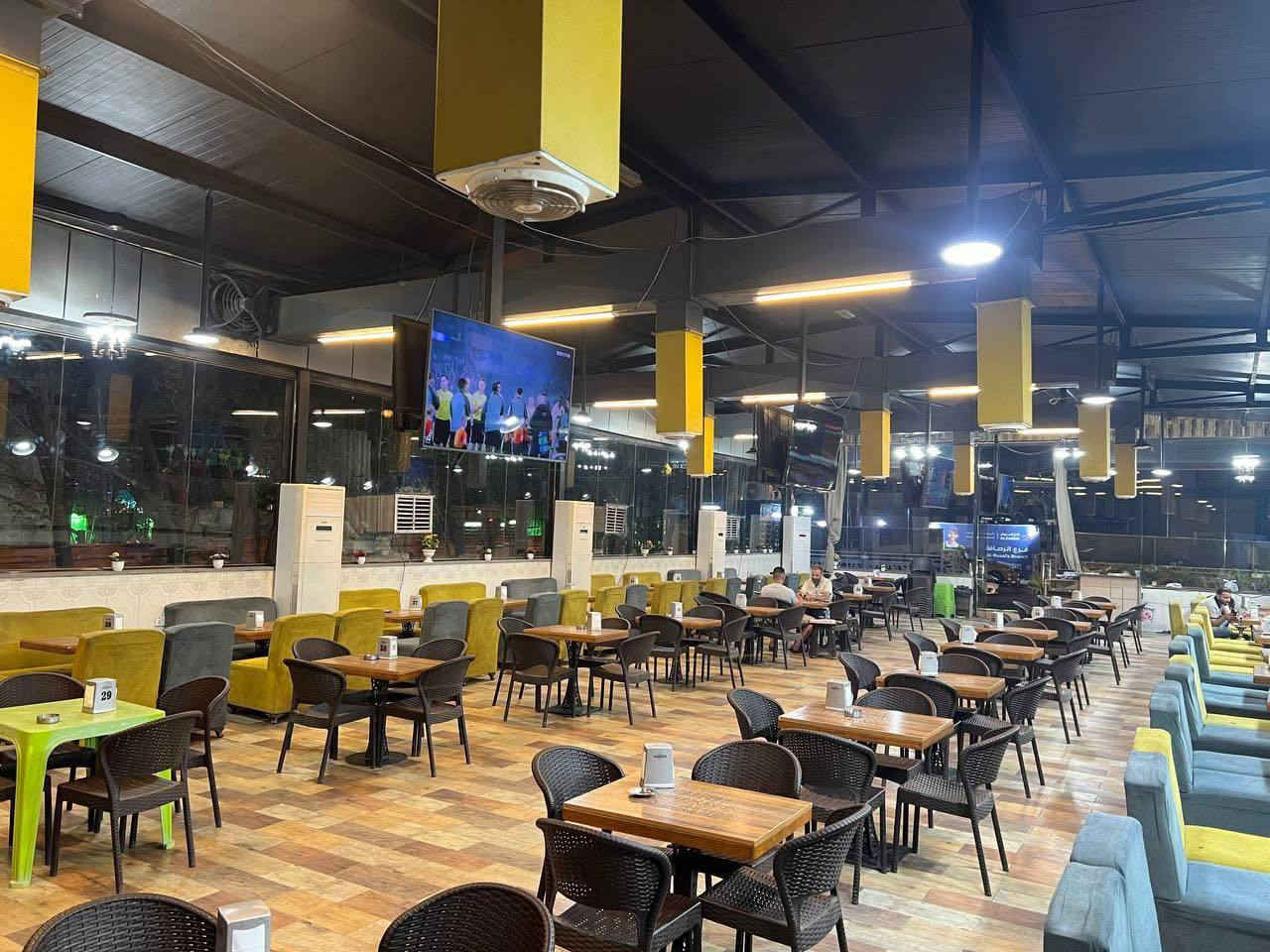 🔥 فرصة استثمارية مميزة – بيع كوفي شوب جاهز 🔥

للبيع كوفي شوب بموقع ممتاز في البنوك – شارع المشاتل، بمساحة تتجاوز 1000 م² تقريبًا، مناسب للاستثمار بعدة مشاريع (كوفي شوب، مطعم كبير، جيم، أو أي مشروع استثماري آخر).

المواصفات والتجهيزات:

قاعة أمامية واسعة جاهزة للعمل

مساحة خلفية كبيرة تصلح لإنشاء حديقة جميلة أو جلسات خارجية

عدد 136 نركيلة بابلي كاملة

عدد 9 شاشات بلازما

سبالت تبريد نوع كنتوري

مولد كهرباء كبير

تانكي كاز سعة 1000 لتر

بناء إضافي في مقدمة الموقع (كان مطعم سابقًا) يصلح للتطوير أو إعادة التشغيل

الموقع حيوي ومناسب لمشاريع كبيرة ومربحة، وقابل للتطوير حسب فكرة المستثمر.

📍 الموقع: البنوك – شارع المشاتل📞 للاستفسار والتفاصيل والسعر: يرجى التواصل على الخاص أو الاتصال مباشرة.***********
