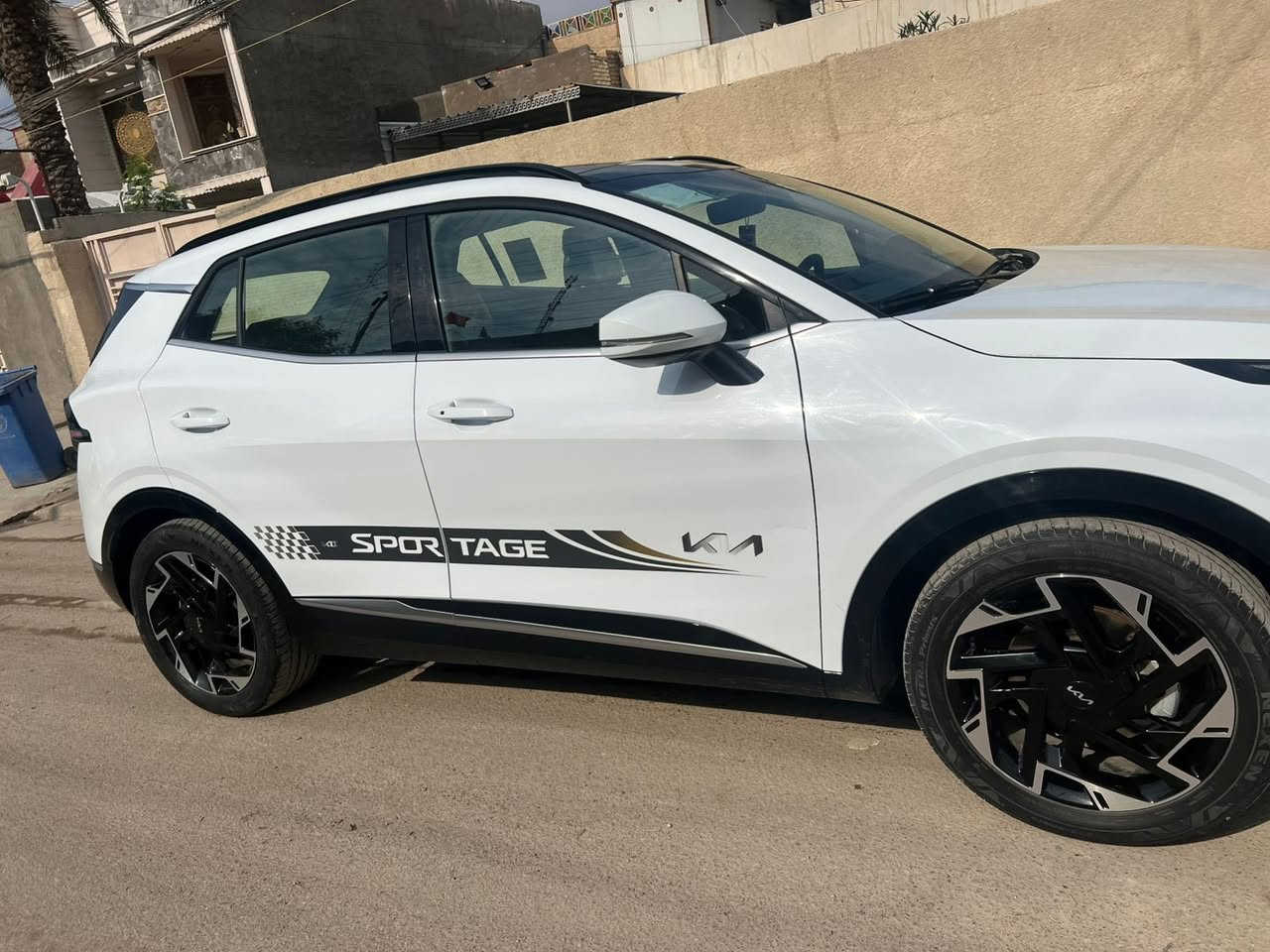 كيا سبورتج 2023 👍🏻 السياره 
مواصفات الجيتي لاين
ماشيه 78
حساسات اماميه
حساسات خلفية
لايت زينون + LED
كشافات 
بك لايت LED
اريل نفكيتر 
مفتاح التشغيل بصمة
ابواب بصمه 
تدفئه كشنات 
تدفئه ستيرن
تشغيل عن بعد 
دشبول شاشة 
شاشة Apple Car play
كـامـيـرا خـلـفـيـة دوارة.
المقاعد لون بيج اصلي 
مثبت السرعة Cruise
المودات والأوامر الصوتية
أوضاع القيادة  Drive Mode
فحص أنظمة السيارة 
حساسات ضغط اطارات  
شفتات مقود
ترحيب   فتحه بنوراما 
قطعتين تبريد
هاند بريك بصمة 
ا ABS 
ا Auto Hold    أوتو هولد
ا ISO Fex        ايزو فكس
نظام مانع الانزلاق
نظام نزول المنحدرات
اشارة في المرايا الجانبية
مخرج منفذ الطاقة 
ا  Bluetooth 
السعر 225 $$
للاستفسار ***********
بغداد الشعب السونار داخل المنشور
