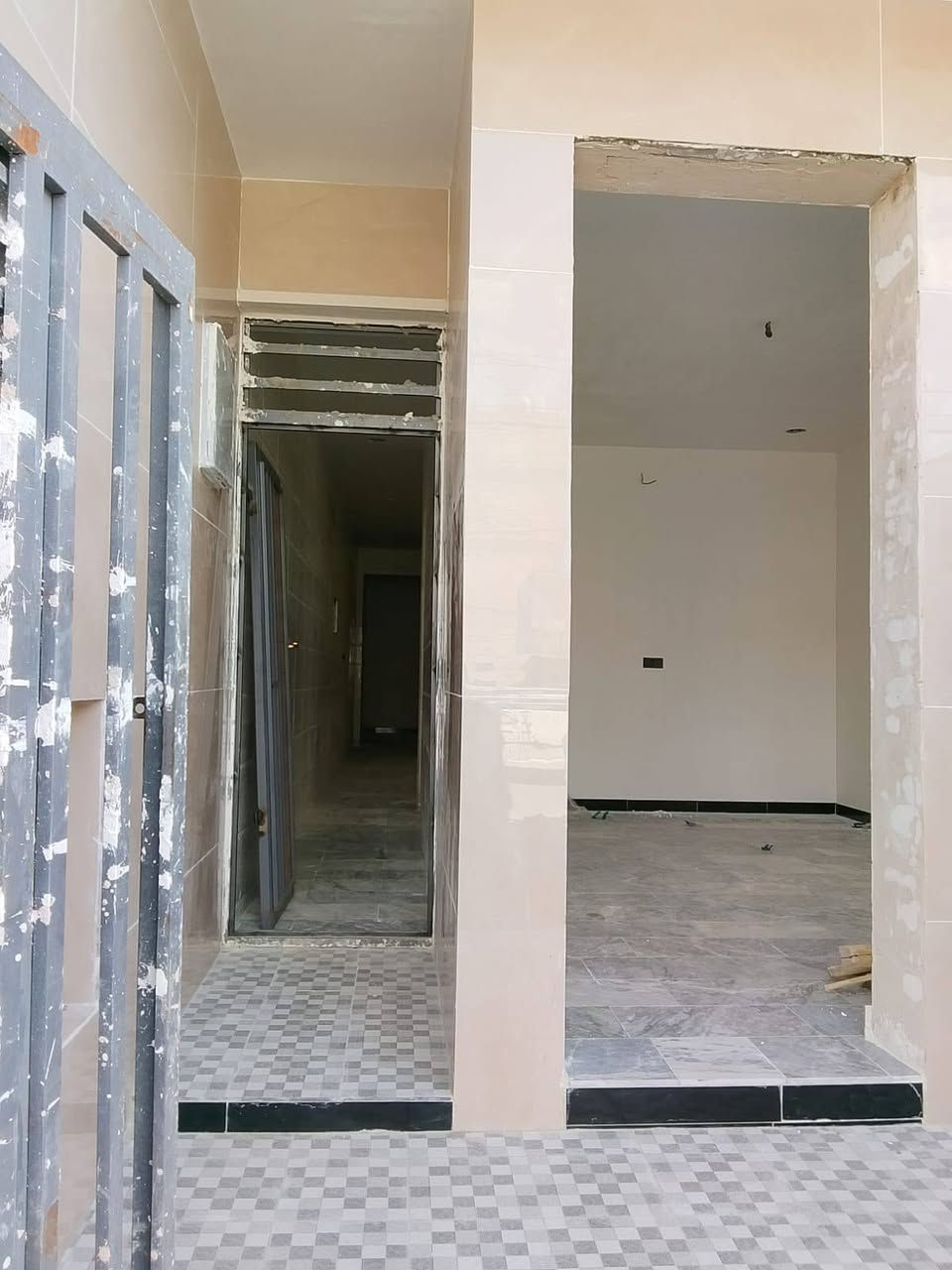 مشتملات عدد اثنين متجاوره مساحة المشتمل ١٠٠م واجهه ٥نزال ٢٠م طابقين ثلاث نوم استقبال مطبخ خدمات فارغ زيرو تسليم فوري الشعب خلف جامع الجهاد شارع عريض ٣٠م رصيف٥م 
مكتب الشعب للعقار الشارع المقابل لمطعم حجي عادل ومصور الكنز هاتف ***********
