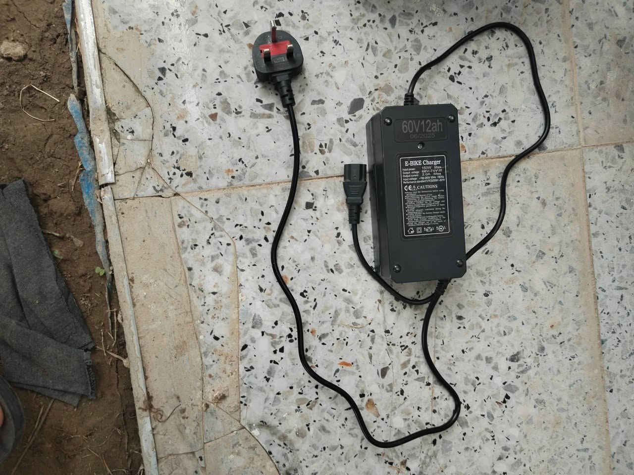 السلام عليكم عندي باتري جديد اصلي والشاحنة جديد اصلي مال بسكل شحن الاتصال على هذا الرقم ***********

